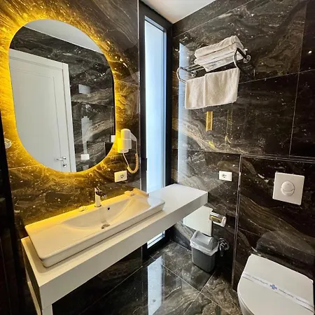 Henry & Szálloda Golem