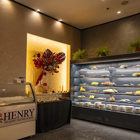 فندق Henry &