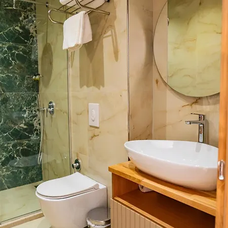 Hotel Henry & Golem (Tirana)