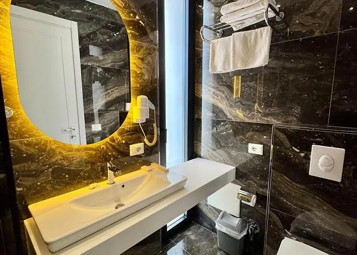 Henry & Hotel Golem (Tirana)