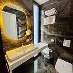 Henry & Hotell Golem (Tirana)